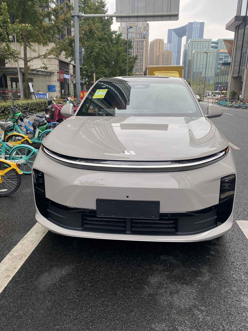 DB真人 MEGA 高压纯电 MPV